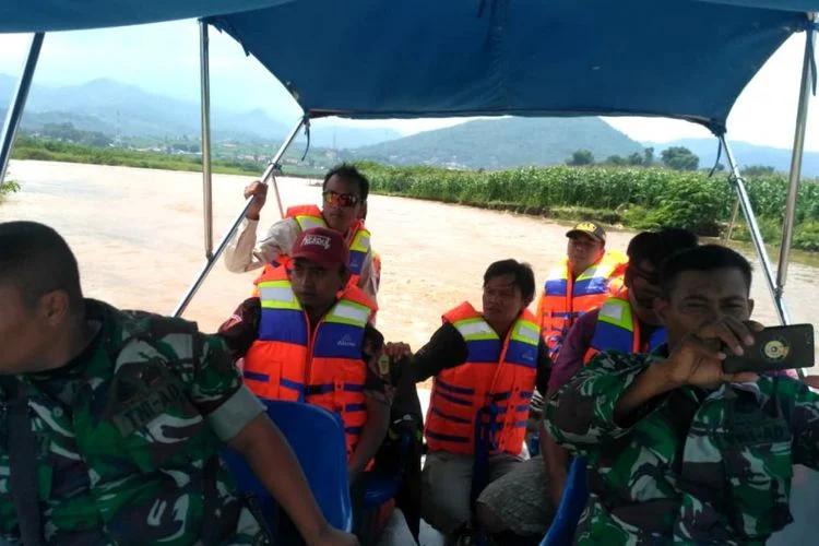 2 Hari Hilang, Nelayan Tewas Mengambang di Pantai Cipalawah Garut 12 2 Hari Hilang, Nelayan Tewas Mengambang di Pantai Cipalawah Garut