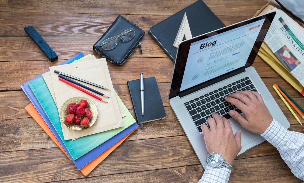 Pelajari cara menulis artikel yang disukai Google agar mudah masuk halaman pertama pencarian. Panduan lengkap dan praktis untuk pemula dan profesional.