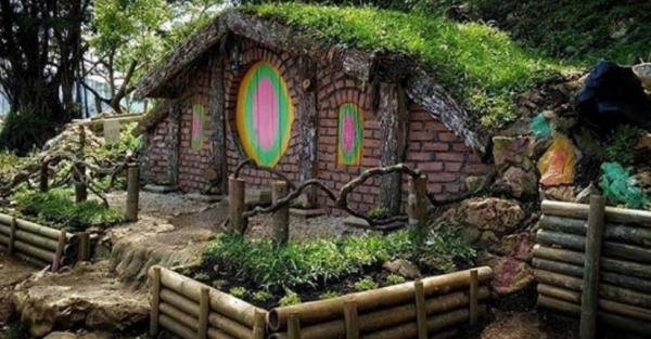 rumah hobbit minang1