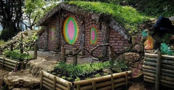 rumah hobbit minang1