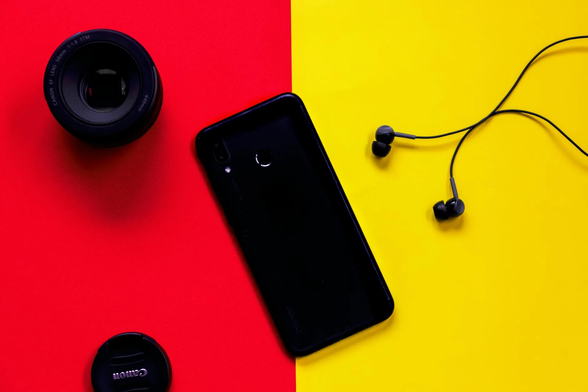 Beragam aksesoris handphone modern, mulai casing, pelindung layar, hingga earphone, mempercantik dan melindungi perangkatmu