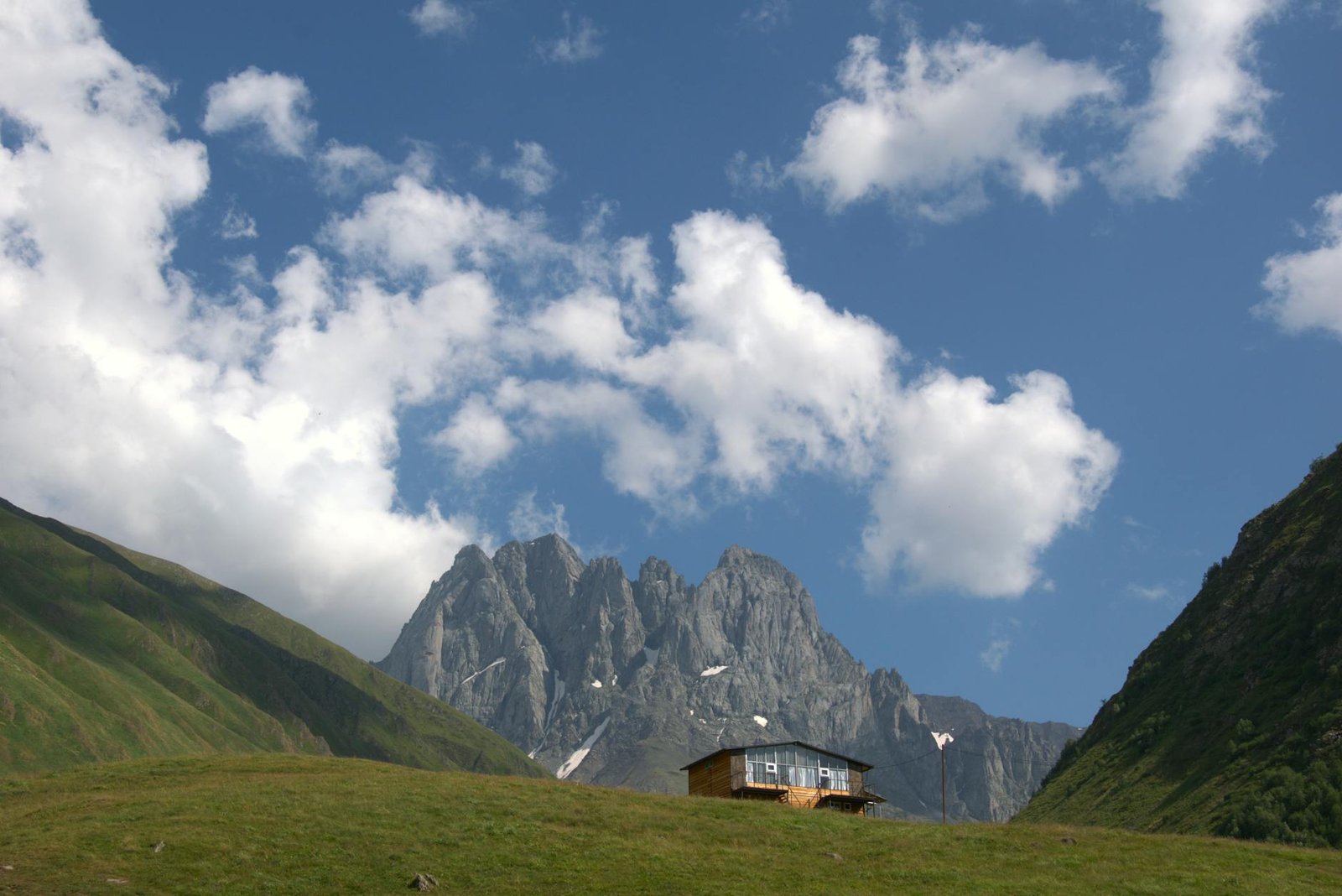 Handphone di bawah 3 juta dengan layar Full HD, kamera 48 MP, baterai tahan lama, dan harga bersahabat.