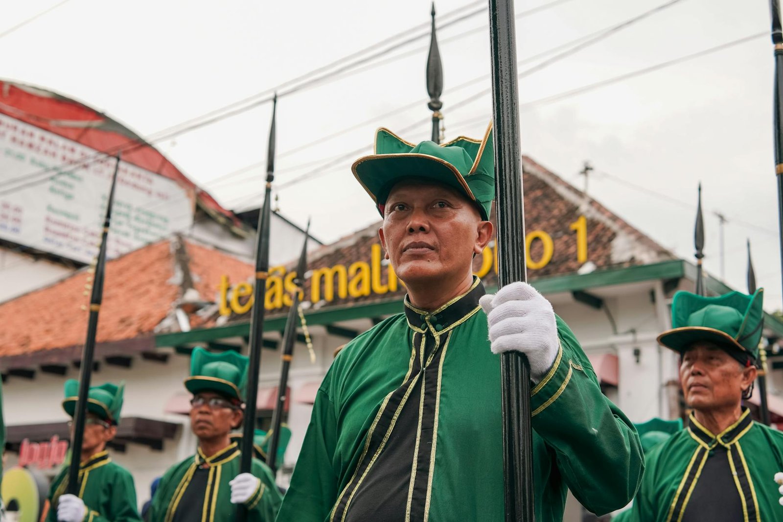 Jogja Murah Meriah: Paket Tour Bikin Kantong Aman! 2 Paket tour Jogja murah menawarkan liburan hemat ke destinasi populer seperti Candi Borobudur dan Malioboro dengan harga terjangkau.